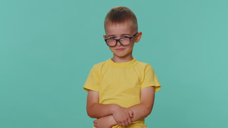 descontento molesto niños niño reaccionando a desagradable idea horrible insatisfecho saludo mano sacudir la cabeza no