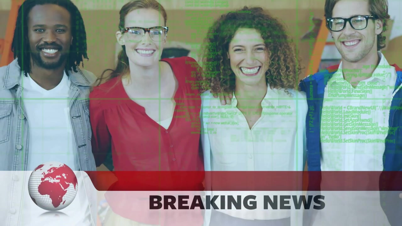 Animación de una banda de noticias y procesamiento de datos sobre un grupo diverso de empresarios sonrientes.