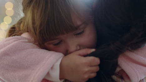 niña feliz abrazando a su madre disfrutando de la madre amorosa abrazando a su hija en casa imágenes de 4k