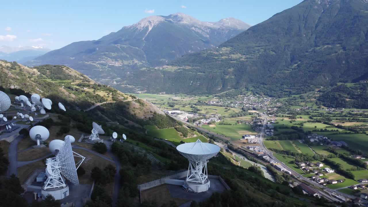 teleporte y centro de datos en leuk en suiza, antenas parabólicas en un paisaje idílico, verde valle montañoso