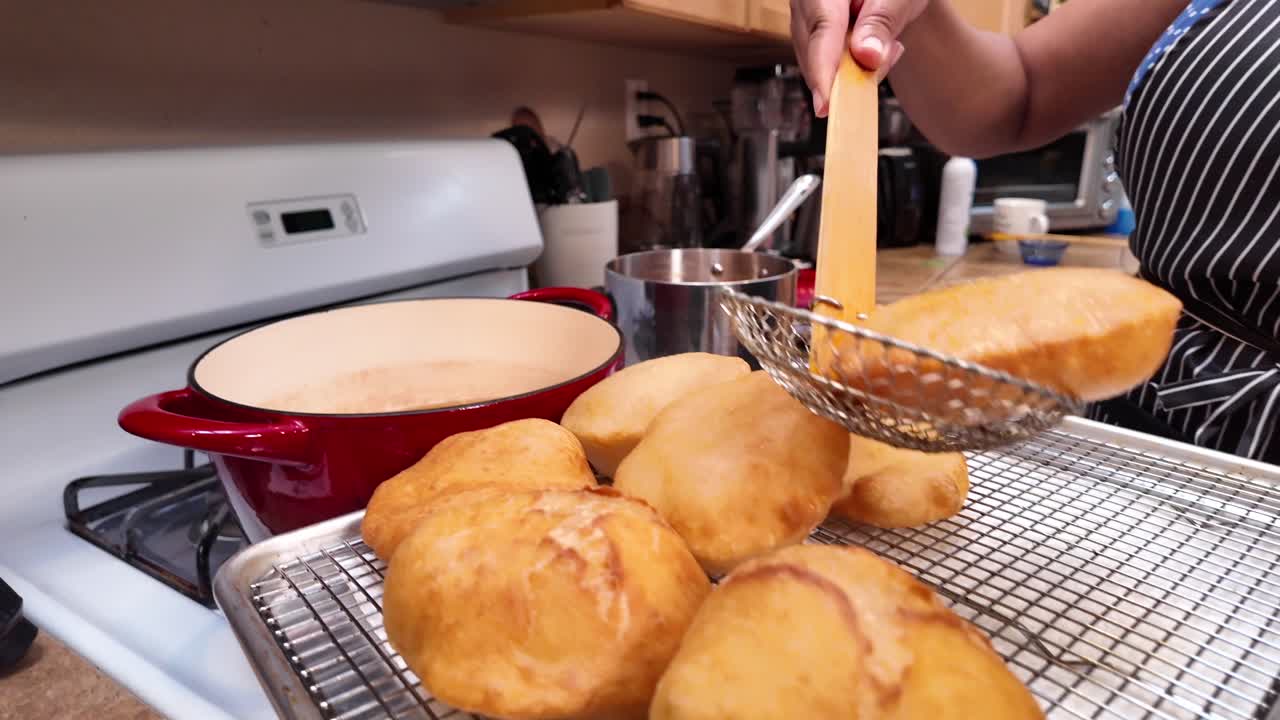 뜨거운 기름 에서 어내는 인도 의 바투라 프라이브레드 - 차나 마살라 시리즈