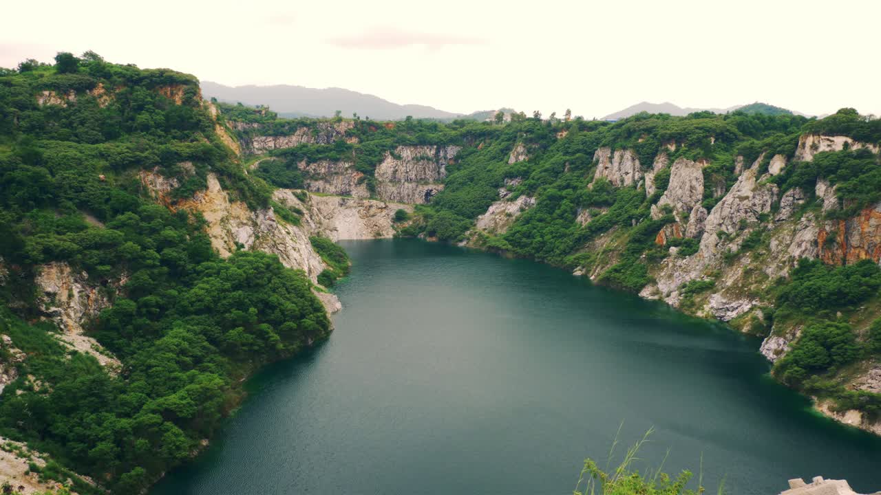 큰 푸른 연못이 있는 오래된 폐쇄 채석장은 태국의 흥미로운 지점입니다.
