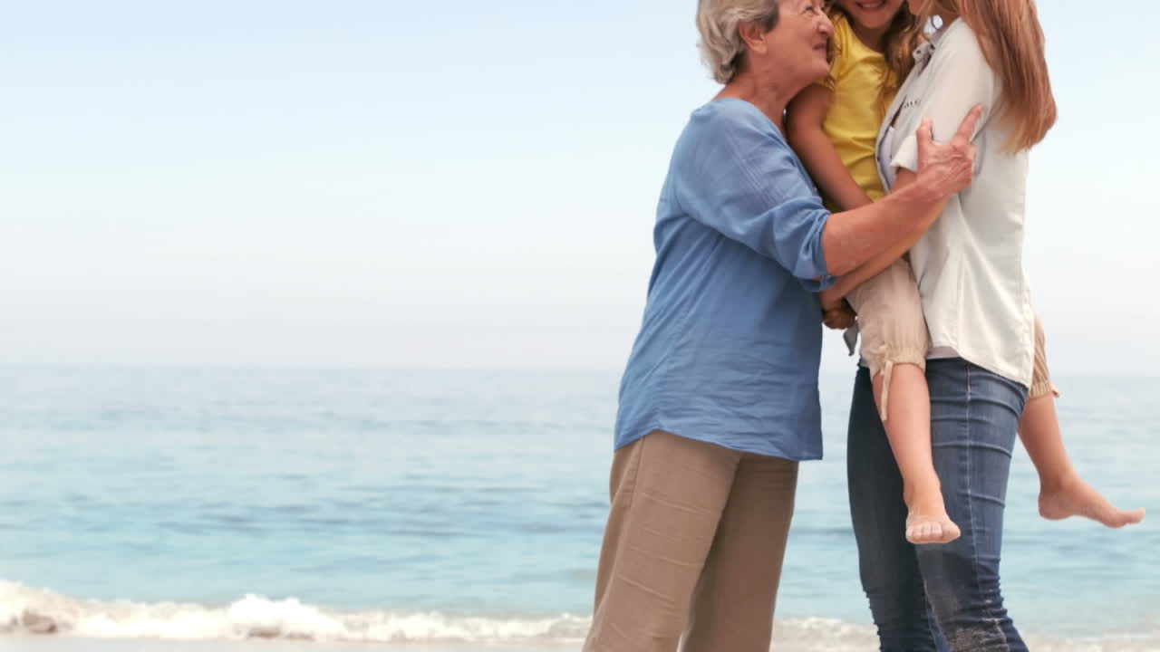 animación de hacerlo por ellos más feliz abuela caucásica, madre e hija en la playa