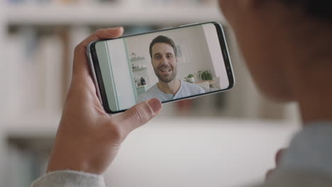 Mujer-Joven-Usando-Un-Teléfono-Inteligente-Teniendo-Video-Chat-Con-Su-Novio-Sordo-Comunicándose-Usando-Gestos-Con-Las-Manos-En-Lenguaje-De-Señas-Disfrutando-De-La-Comunicación-En-Línea-Imágenes-De-4k