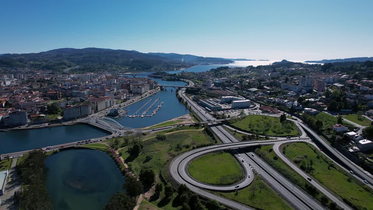 Realizzazione di una ripresa statica con drone di Pontevedra, Spagna, che mostra lo svincolo dell'autostrada AP-9, il Puente de las Corrientes e il porto turistico del Club Náutico