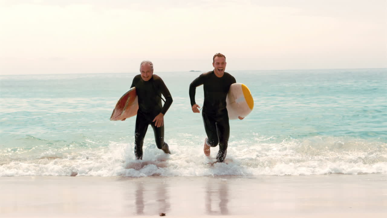 hombres con tablas de surf corriendo