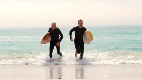 Hombres-Con-Tablas-De-Surf-Corriendo