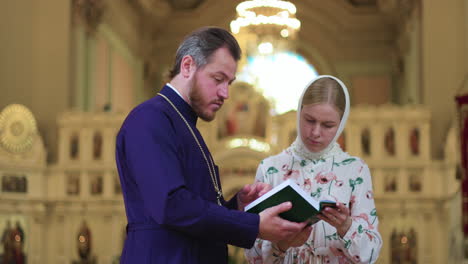 Frau-Und-Priester-In-Der-Kirche