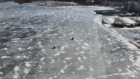 dos corredores de hielo haciendo líneas en la superficie congelada del lago muskegon
