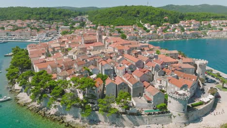 ciudad histórica de korcula, isla en el archipiélago del sur de croacia - toma aérea de drones