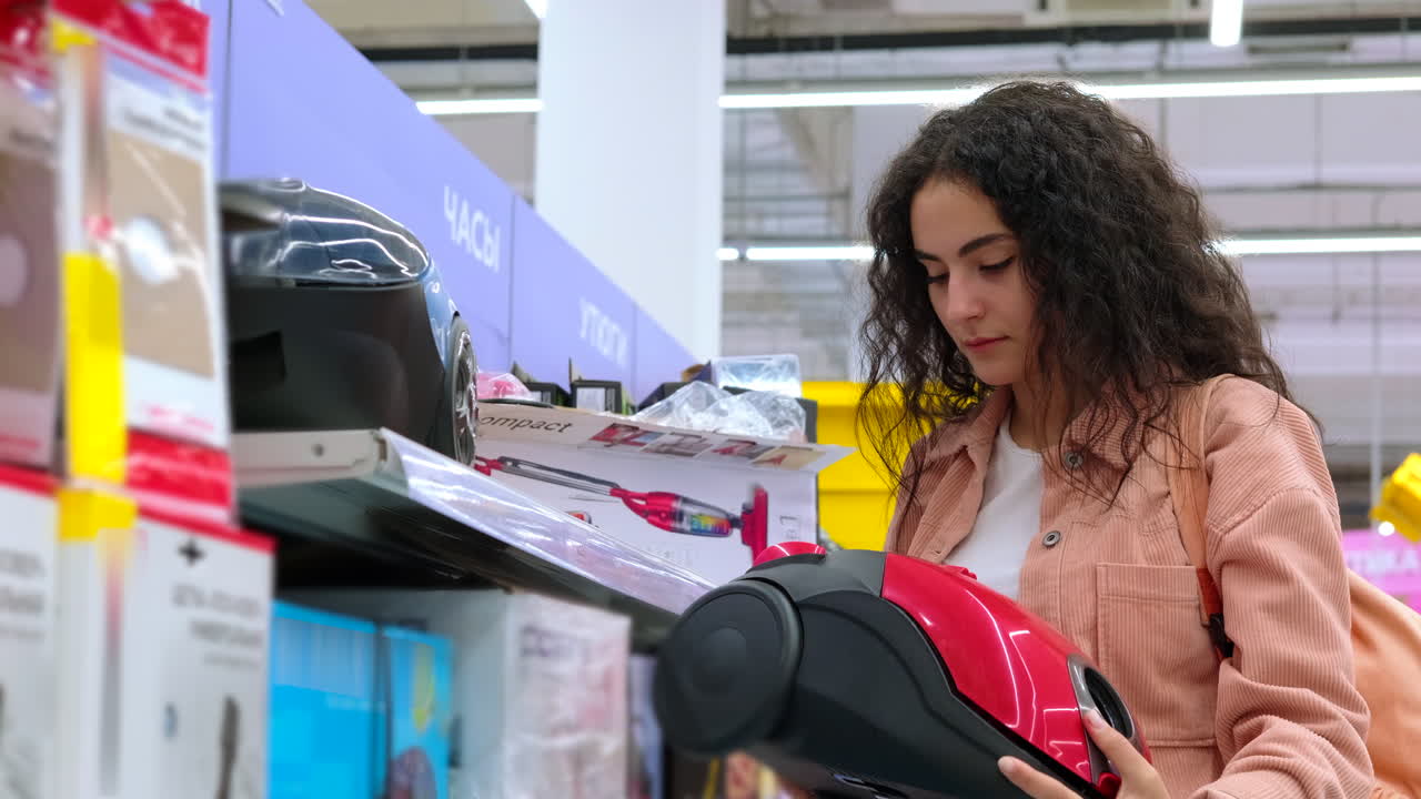 mujer comprando un aspirador en una tienda minorista