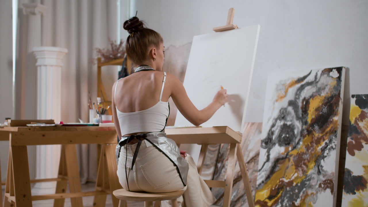 연필로 그림을 그리는 여자