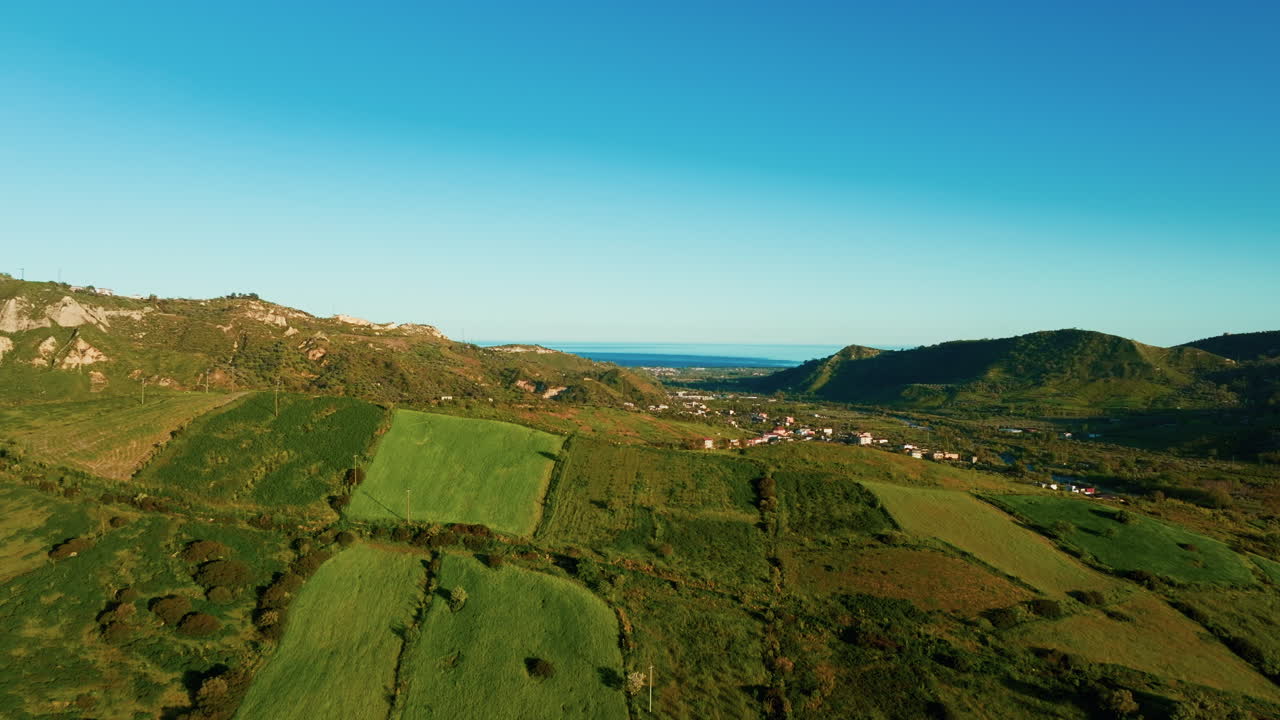 Verdi colline in Calabria che si estendono verso il mare in primavera.
