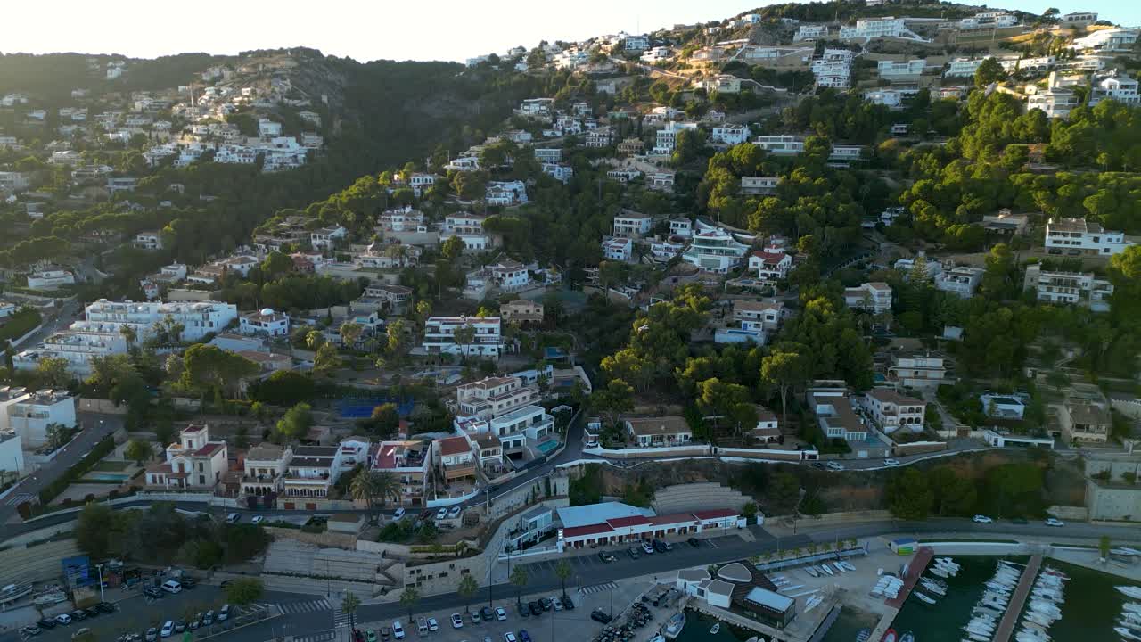 사비아 마리나 앞의 언덕에 지어진 고급 주택