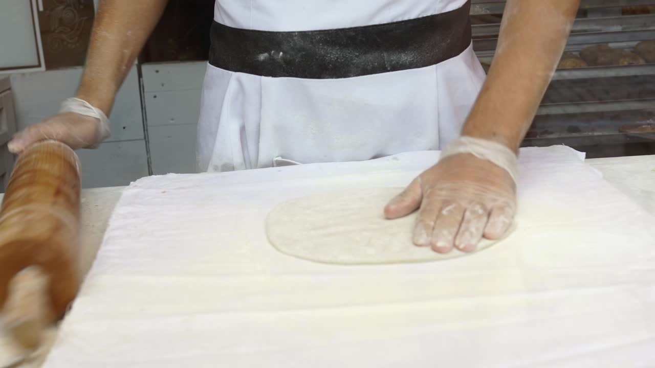Impasto steso da un fornaio