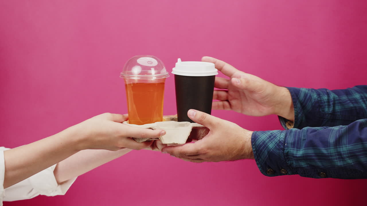 Pembe Arka Planda Karton Taşıyıcıda Paket İçecekleri Değişen Eller