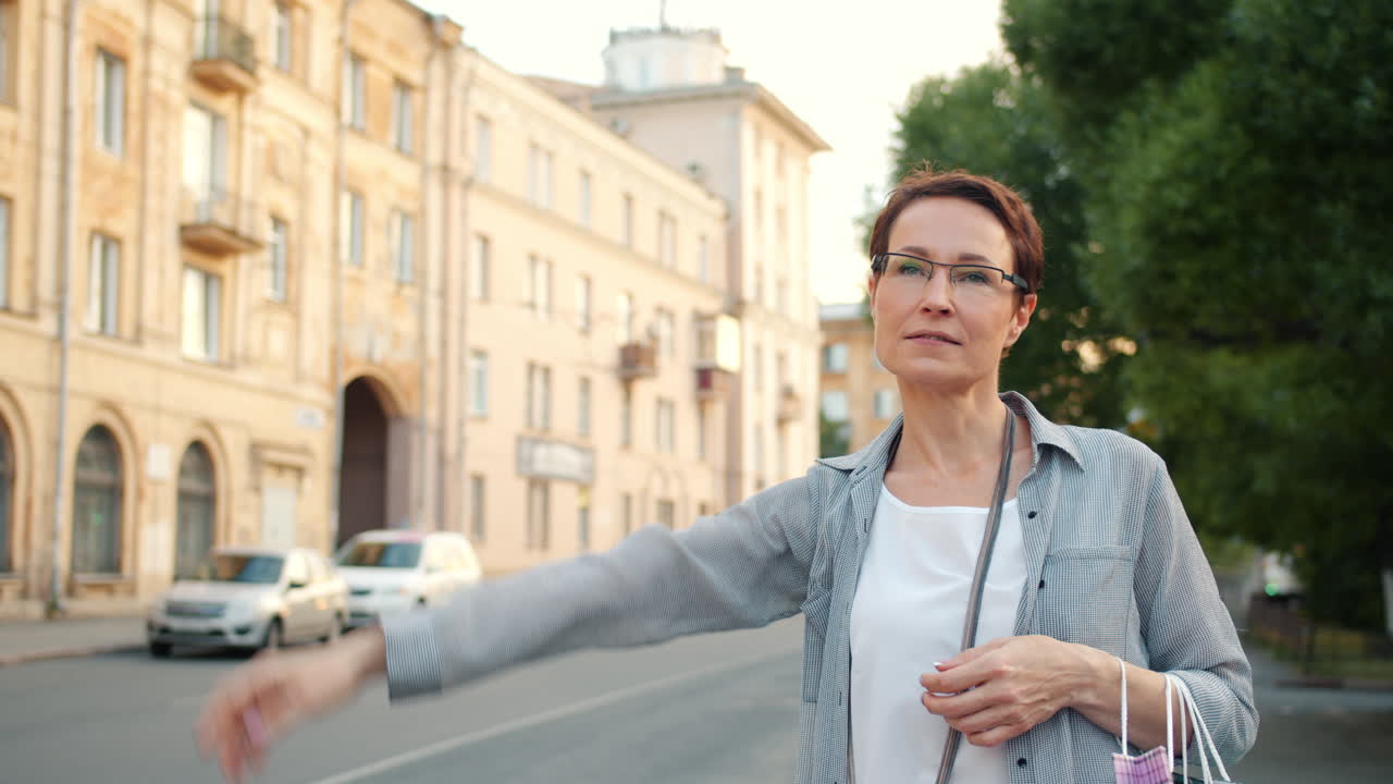 mujer esperando un taxi en la ciudad