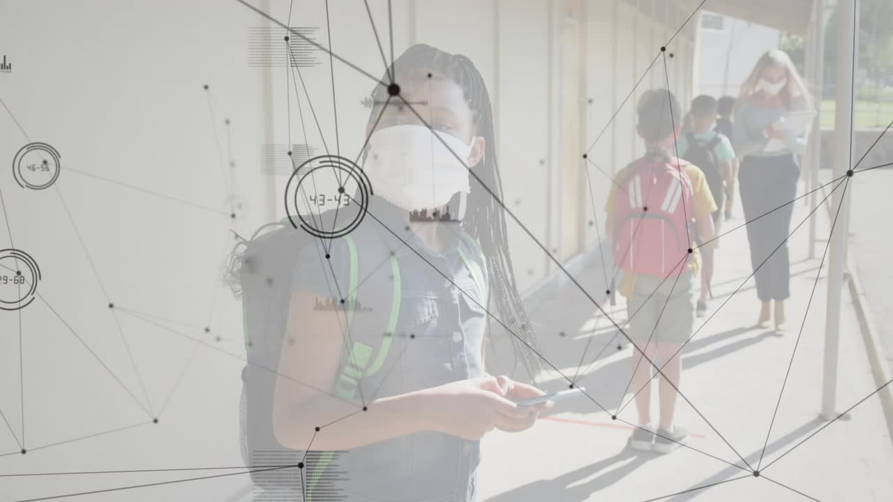 Alunos escaneando os celulares em um sensor para verificação de saúde com sobreposições de dados e professor concordando com a cabeça