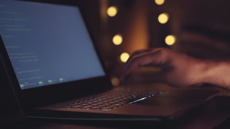 lapso de tiempo cierre las manos desarrollando una aplicación de software usando una computadora portátil digital escribiendo y codificando código en la pantalla de la computadora portátil