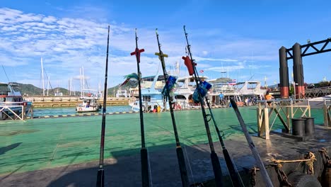 los barcos de pesca atracados en la playa de rawai, phuket, bajo un cielo azul claro. las aguas tranquilas y los colores vibrantes crean una atmósfera serena