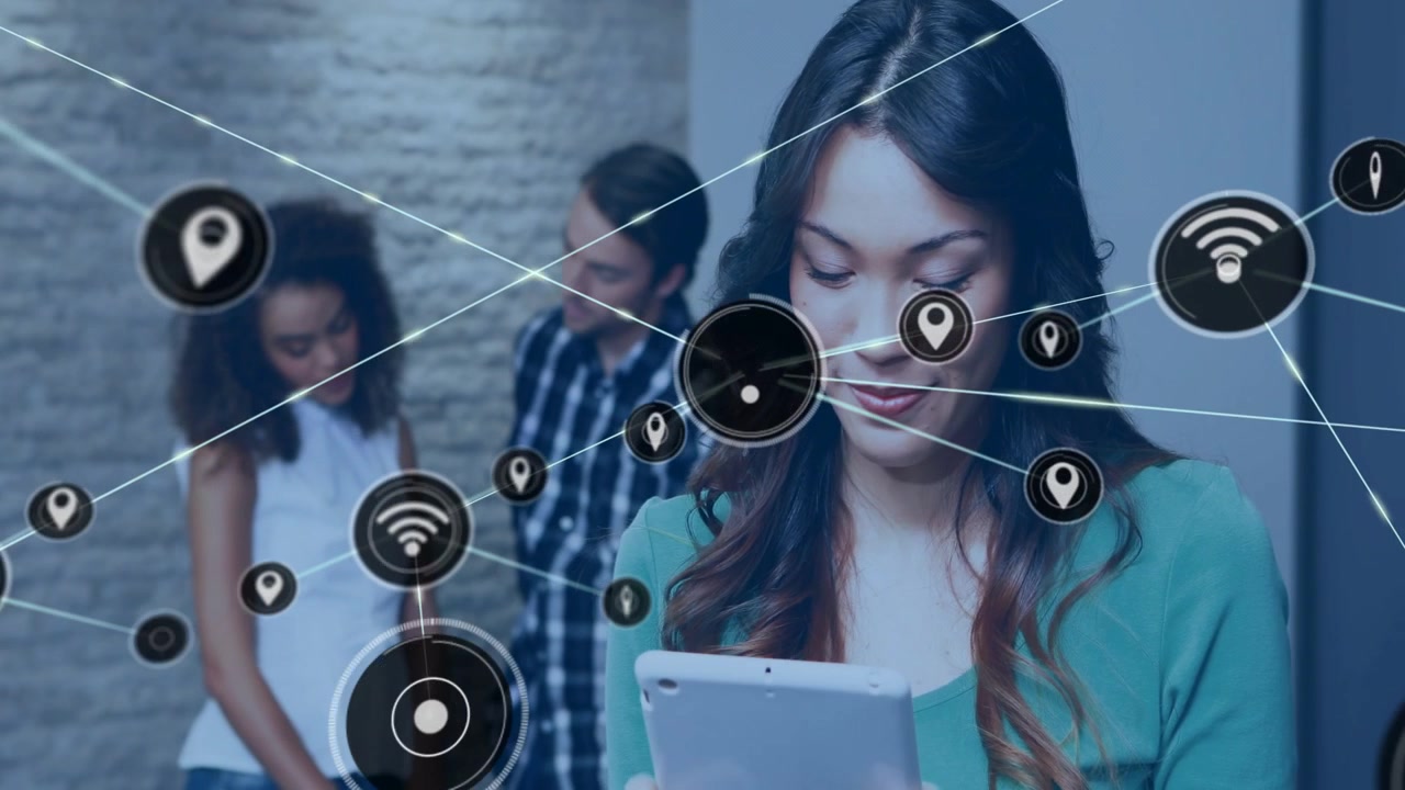 Donna che tocca un tablet in un corridoio, nodi Wi-Fi e di posizione che crescono attraverso l'inquadratura per una demo tecnologica
