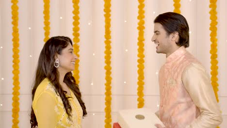 mujer india sorprende a su marido en diwali