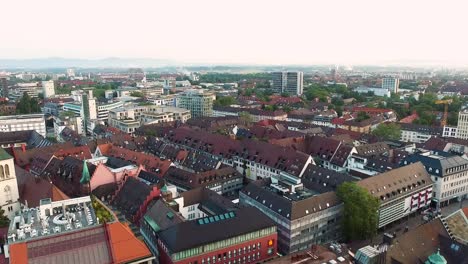 Imágenes-De-4k-Drohne-Filmadas-Cerca-De-La-Catedral-En-Fraiburg-Im-Breisgau,-Alemania-Al-Amanecer