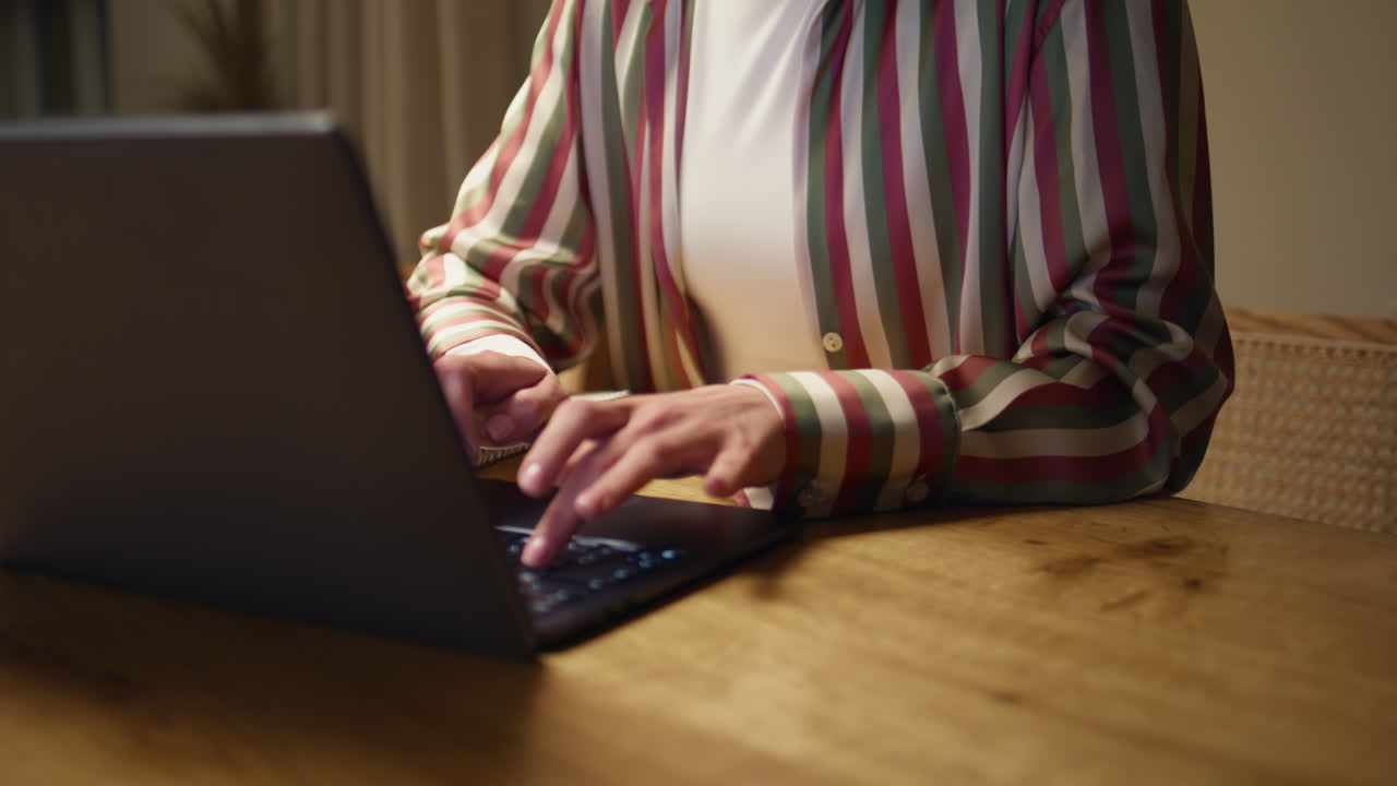 Freelancers hænder surfer på computeren på hjemmekontor. Nærbillede af kvinde handler online.
