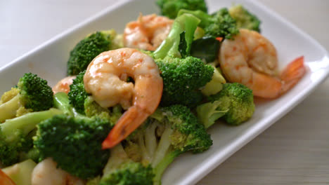 stir-fried broccoli with shrimps - homemade food style