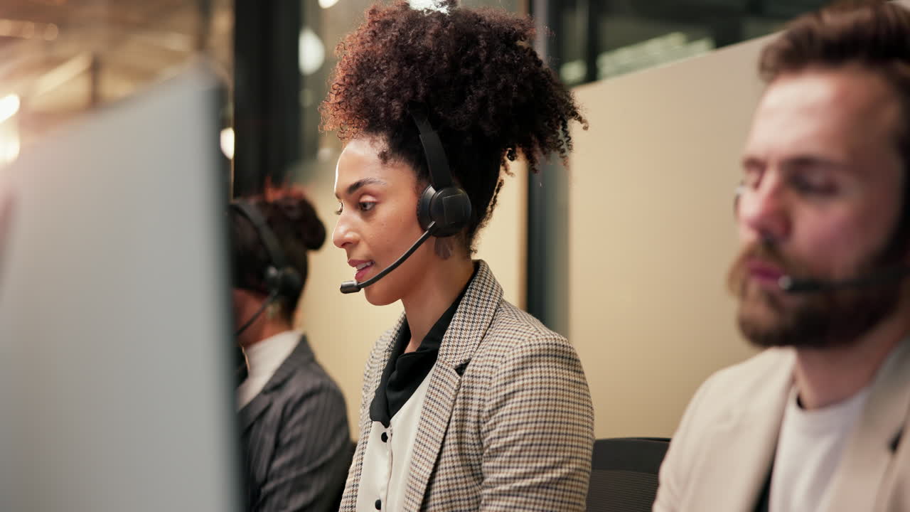 agentes del centro de llamadas en el trabajo
