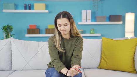 una chica joven pensando en disgustos y sentimientos negativos.