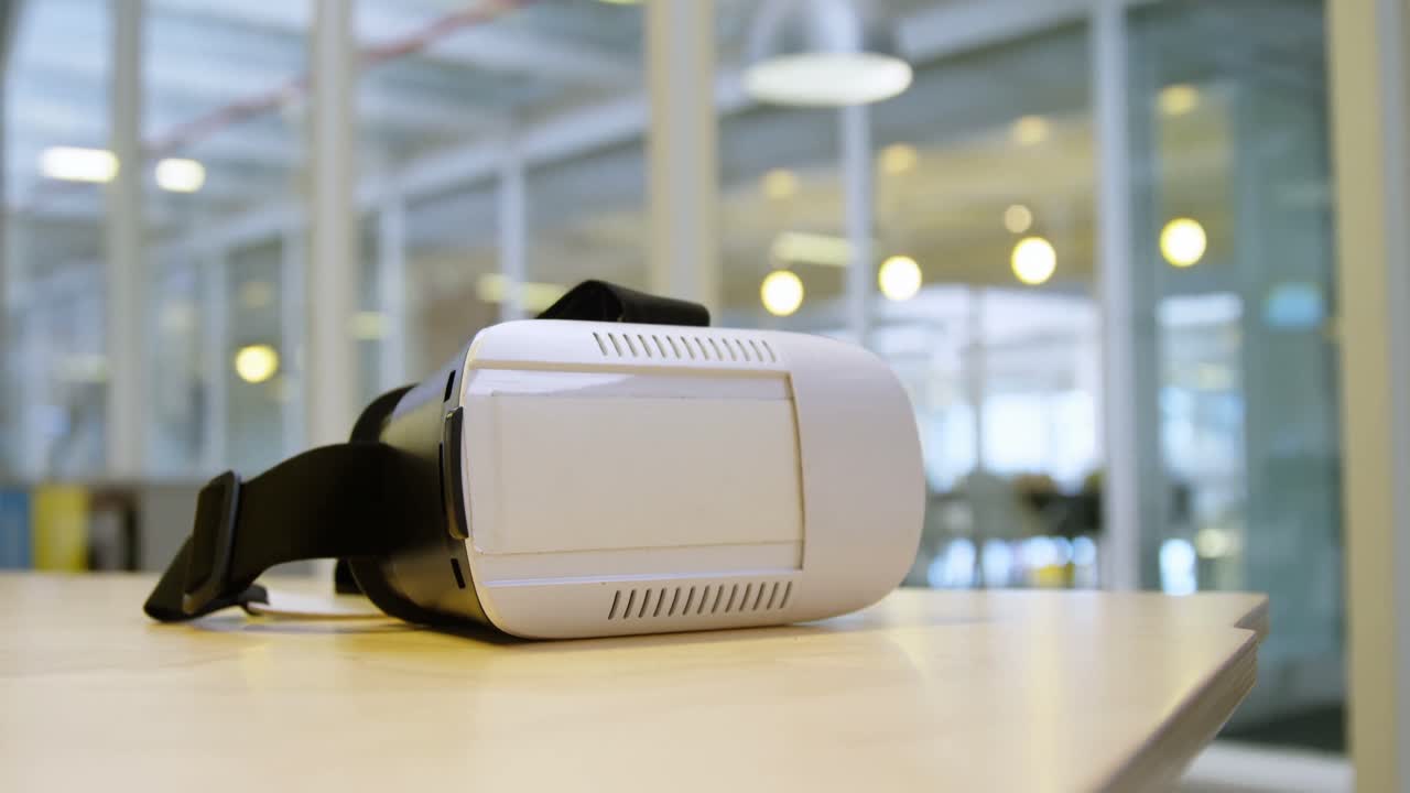 auriculares de realidad virtual en una mesa 4k