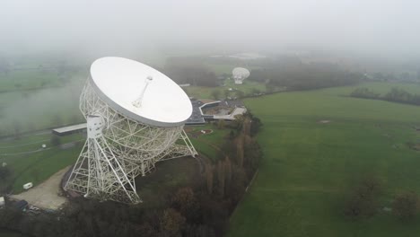 luftbild jodrell bank observatory lovell teleskop neblige ländliche landschaft vorderansicht umlaufbahn links