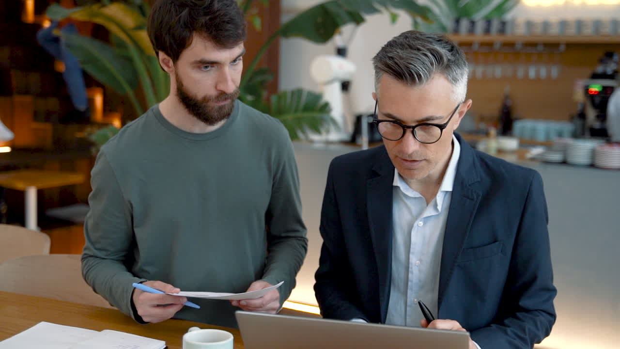 동료들은 커피숍에서 회의를 한다 1