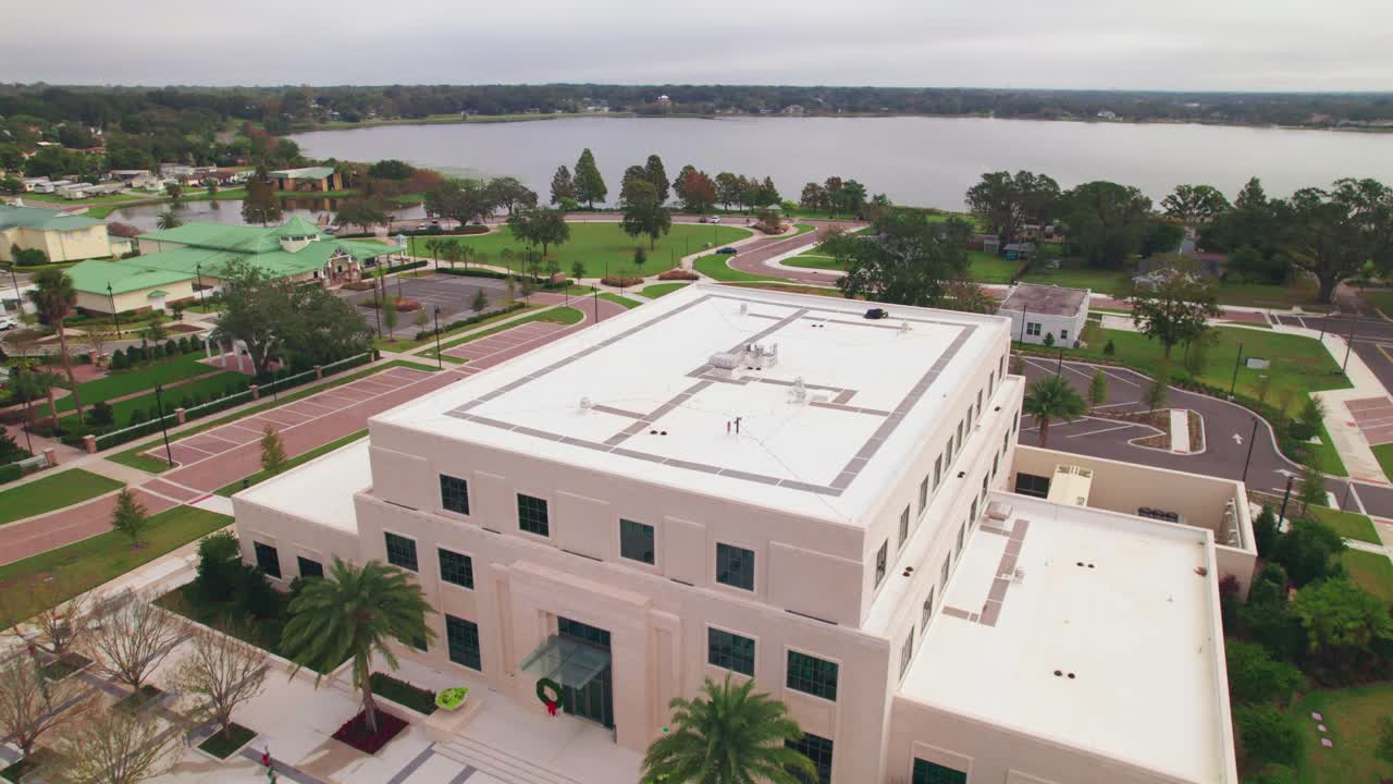 sobrevuelo aéreo de la encantadora y pintoresca ciudad del ayuntamiento de ocoee en el centro de florida sin nadie ni vehículos
