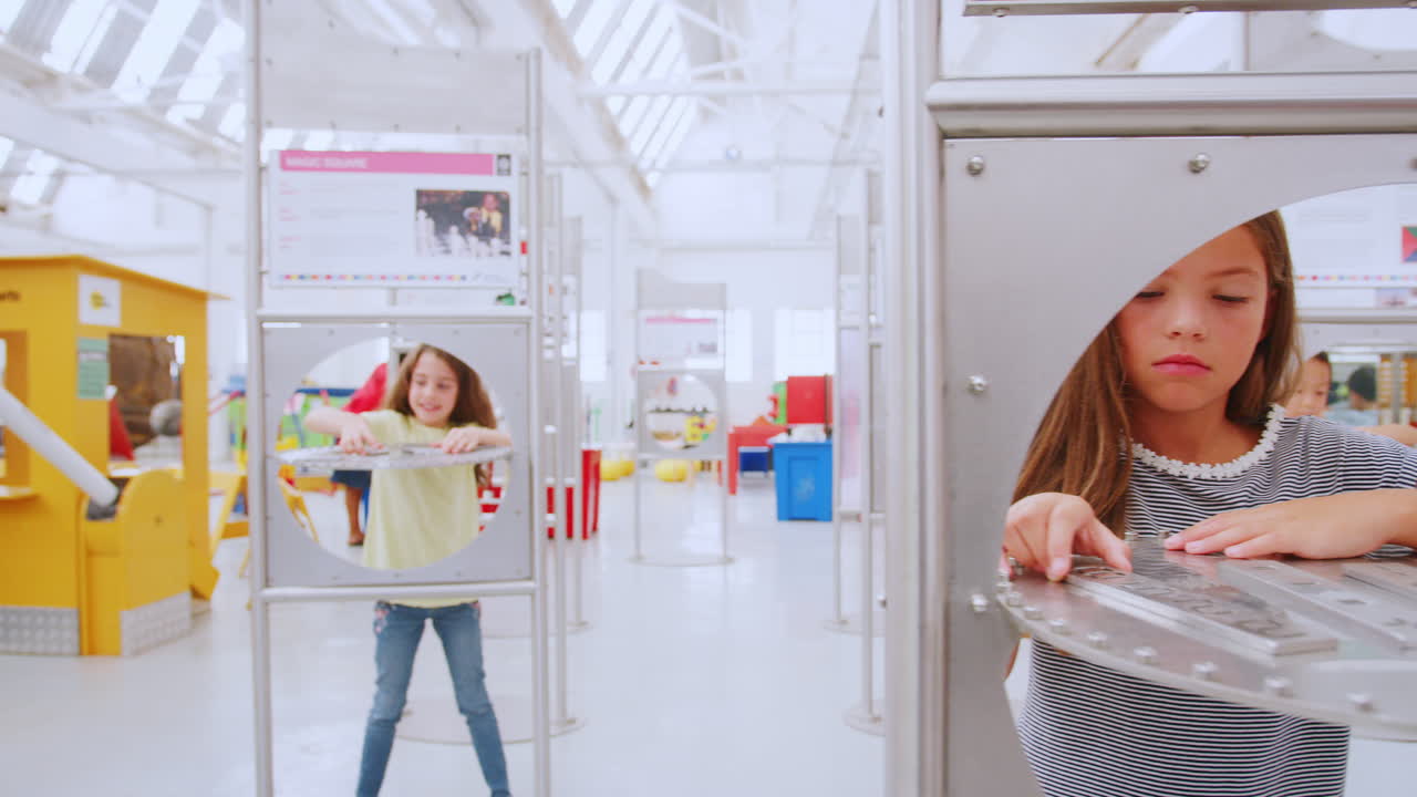 tres niños pequeños hacen experimentos prácticos en el centro de ciencias