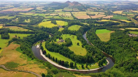 Vista-Aérea-Que-Revela-El-Río-Tweed-Y-Las-Colinas-Eildon-En-Las-Fronteras-Escocesas,-Escocia,-Reino-Unido.