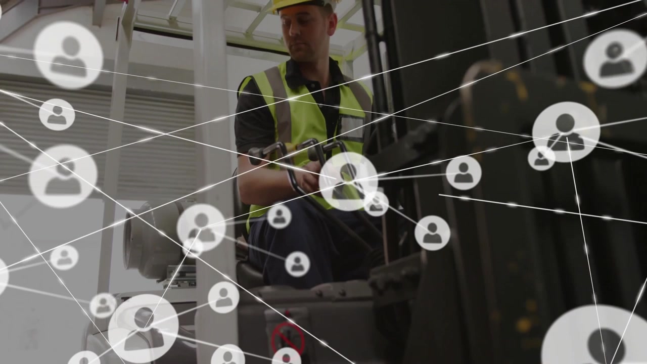 Operatore di carrelli elevatori che interagisce con un'interfaccia di rete e utilizza i comandi idraulici per la logistica di magazzino