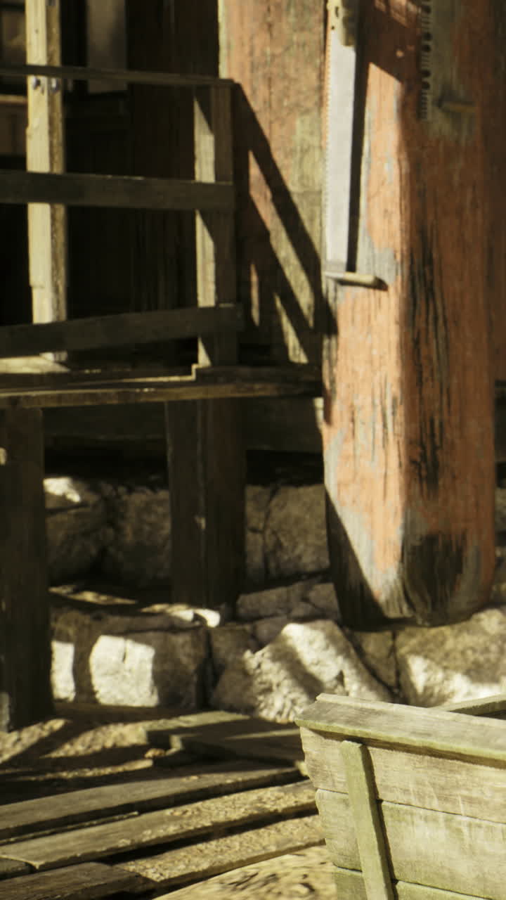 Legno e pietra consumati dalle intemperie rivelano storie di un'epoca passata in una località rustica.