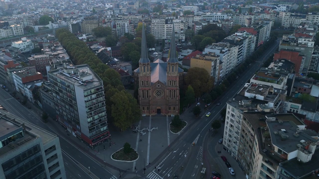 Arkitektonisk vartegn i form af en russisk-ortodoks kirke i nyromansk stil i Antwerpen, Belgien