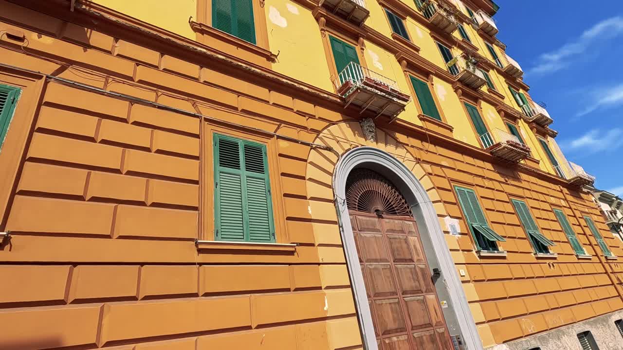 나폴리에서 초록색 셔터를 가진 활기찬 건축물