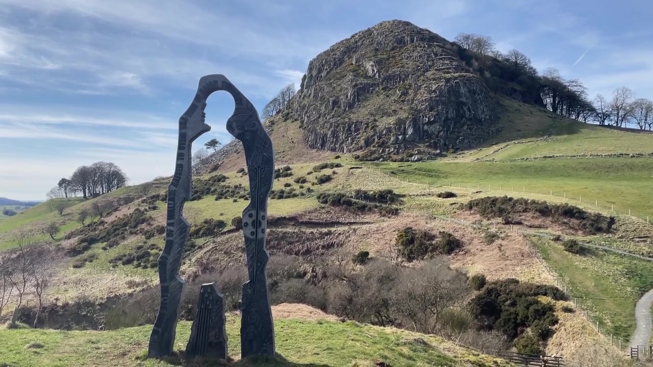 Monumento Spirit of Scotland con la collina di Loudoun sullo sfondo in una giornata di sole