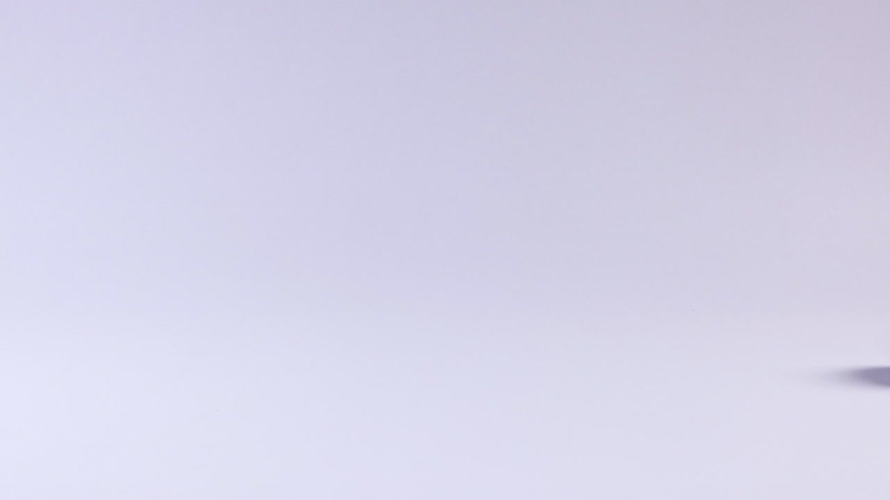 una pelota de tenis azul rebota en la superficie