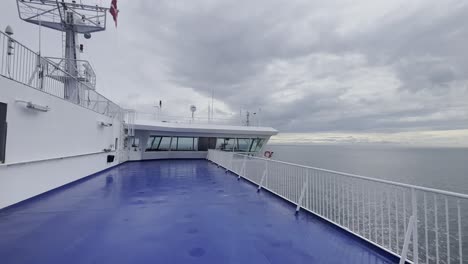 Leeres-Personendeck-Einer-Autofähre-Auf-Dem-Meer-Im-Wind-Unter-Einem-Bewölkten-Himmel