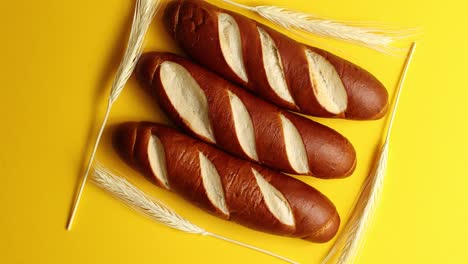 Goldene-Baguettes-Mit-Weizenähren