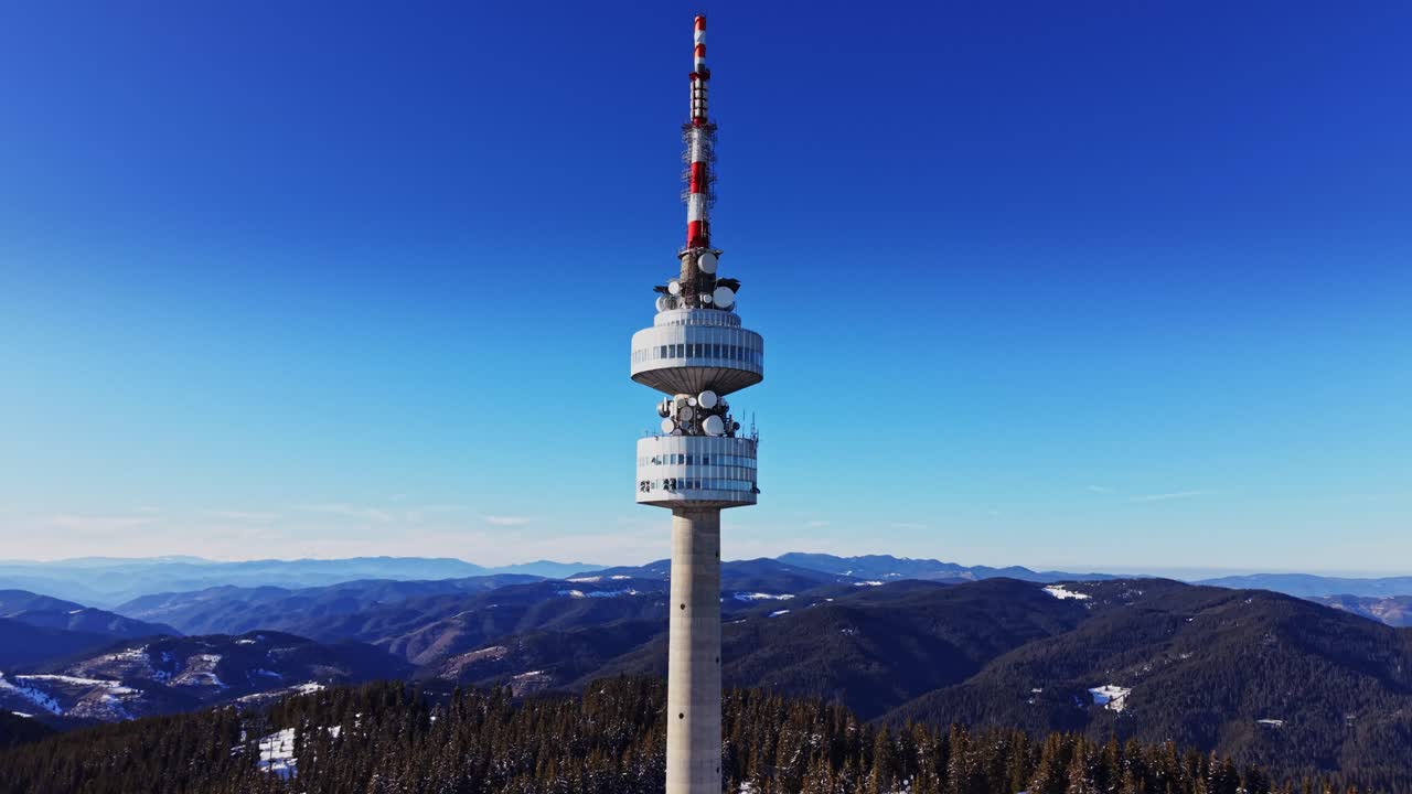 Turm in den Karpaten nahe Bulgarien mit klarem blauem Himmel