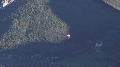 globo aerostático volando a baja altura