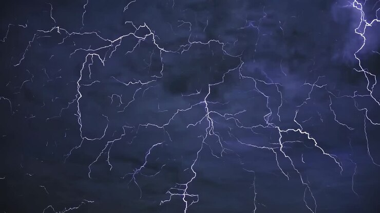 Video drammatico di fulmini che squarciano un cielo tempestoso. Ripresa da un angolo basso