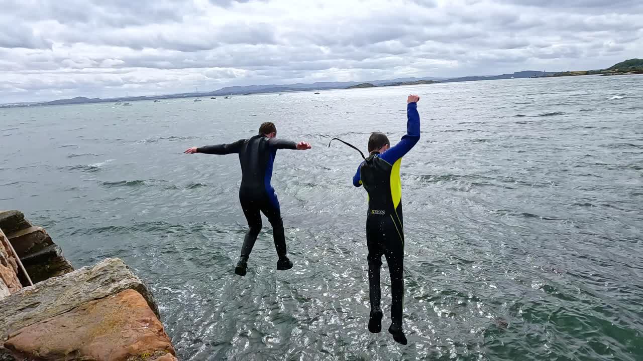 dos personas saltan al mar