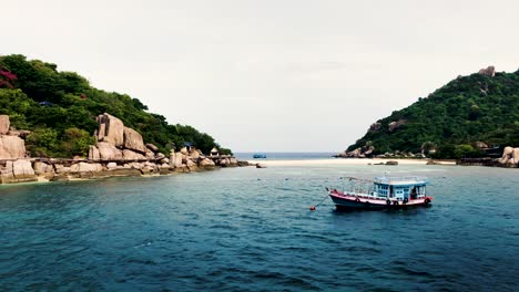 Vista-Panorámica-De-La-Isla-De-Koh-Nang-Yuan-Cubierta-De-Follaje-Desde-Un-Ferry-En-Tailandia---Plano-General